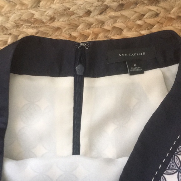 Ann Taylor knee length patterned skirt size 0 - Picture 3 of 3